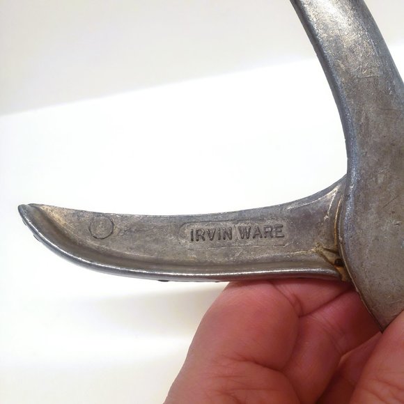 Vintage Irvin Ware Hand Held Citrus Juicer Lemon Squeezer Aluminum Made in USA - Picture 2 of 8